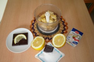 Crema de banane cu lamaie si sos de ciocolata (Crema de platano con limon y toke de chocolate)