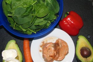 Salata de spanac cu somon si avocado