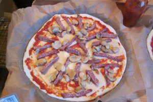 Pizza cu salam crud-uscat, ciuperci si branza de burduf