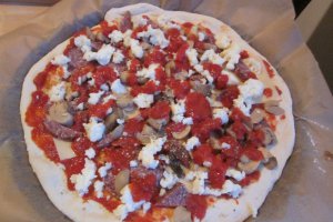 Pizza cu salam crud-uscat, ciuperci si branza de burduf