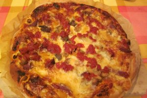 Pizza cu salam crud-uscat, ciuperci si branza de burduf