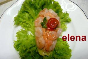 Avocado cu salata de cruditati si creveti