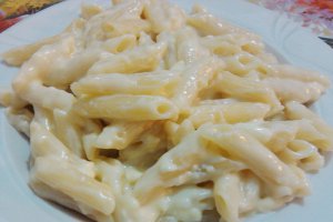 Penne cu branza si smantana cu doar 4 ingrediente