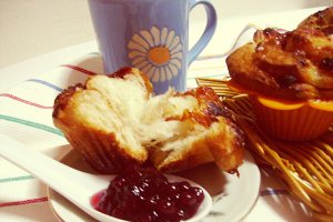 Brioşe  cu merişoare uscate şi dulceaţă de măceşe