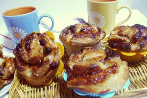 Brioşe  cu merişoare uscate şi dulceaţă de măceşe