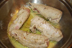 Muschiulet de porc cu sos de smantana si salvie