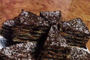 Prăjitură cu cacao și foi de napolitană