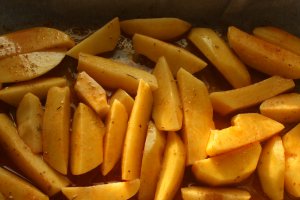 Cartofi la cuptor cu cascaval pane