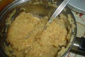 Prajitura cu nuci caramelizate si mere