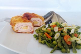 Cordon bleu cu legume sotate