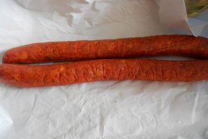 Carnati ardelenesti cu salata de varza dulce