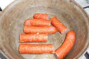Carnati ardelenesti cu salata de varza dulce