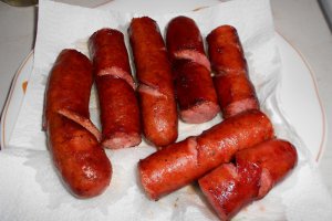 Carnati ardelenesti cu salata de varza dulce