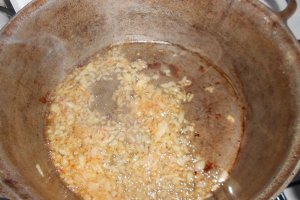 Varza calita cu carnati de porc