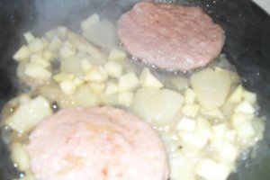 Hamburger de pui cu ceapa si mar