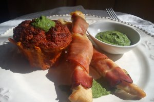 Betisoare de pui cu sunca, sufle de sfecla rosie si sos de rucola