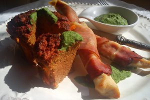 Betisoare de pui cu sunca, sufle de sfecla rosie si sos de rucola