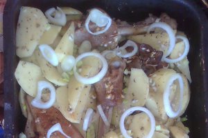 Cartofi cu carne de pui la cuptor