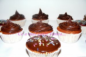 Muffins cu piersici si ciocolata