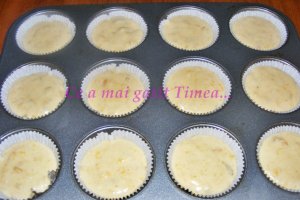 Muffins cu piersici si ciocolata
