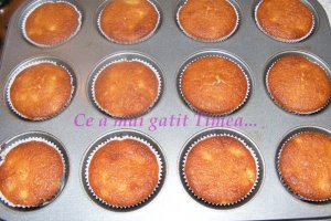 Muffins cu piersici si ciocolata
