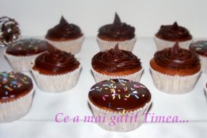 Muffins cu piersici si ciocolata