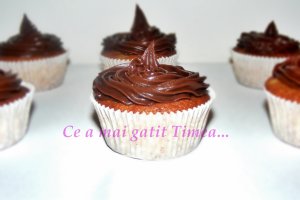 Muffins cu piersici si ciocolata