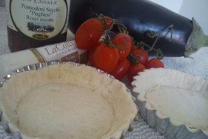 Tarte cu rosii, vinete si branza de capra