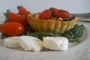 Tarte cu rosii, vinete si branza de capra