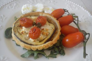Tarte cu rosii, vinete si branza de capra