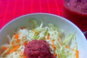 Salată de varză albă cu morcovi şi mousse de sfeclă roşie