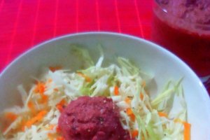 Salată de varză albă cu morcovi şi mousse de sfeclă roşie