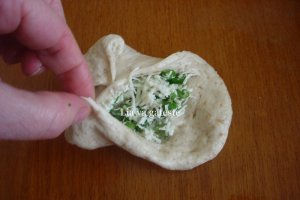 Placinte cu branza sarata si ceapa verde