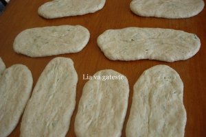 Placinte cu branza sarata si ceapa verde