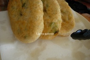 Placinte cu branza sarata si ceapa verde