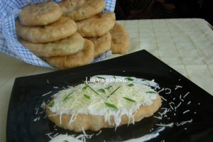 Placinte cu branza sarata si ceapa verde