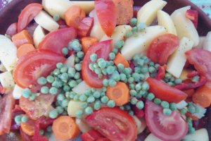 Pulpe de pui cu legume in vas roman