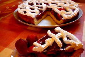 Tarta cu capsuni si frisca