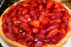 Tarta cu capsuni si frisca