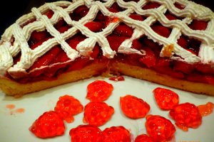 Tarta cu capsuni si frisca