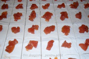 Trigonele cu gem de gutui din foietaj