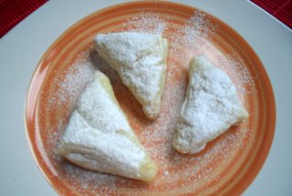 Trigonele cu gem de gutui din foietaj