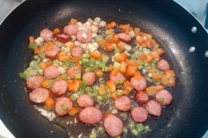 Omleta cu branza, carnat si ceapa verde