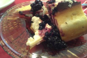 Tort cu  branza cremoasa si dulceata de afine