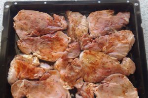 Porc la tava in sos de rosii si usturoi