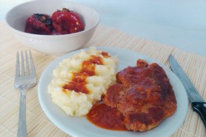 Porc la tava in sos de rosii si usturoi