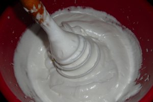 Prajitura pufoasa cu nuca si cirese