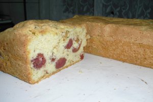Prajitura pufoasa cu nuca si cirese