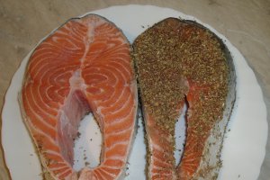 Somon la cuptor cu garnitura de cartofi natur