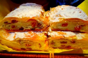 Placinta cu branza cremoasa si stafide